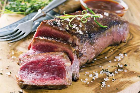 Terrine de saumon à la fleur de sel et au poivre du Vanuatu, côte de bœuf en croûte de sel… découvrez la recette du week-end