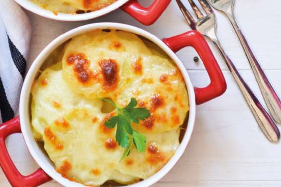 Tartare de thon avocat à la japonaise, gratin de patates douces & ananas au cheddar et biscuit roulé à la mangue… découvrez la recette du week-end