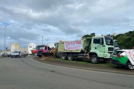 Le FLNKS envisage une mobilisation pour mettre fin aux blocages