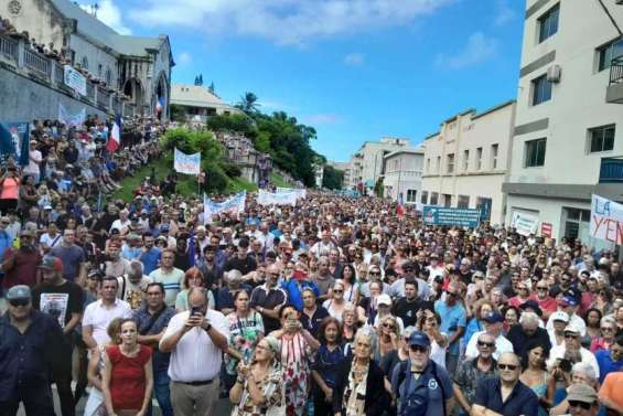 [VIDÉO] Près de 3 000 personnes devant le Congrès