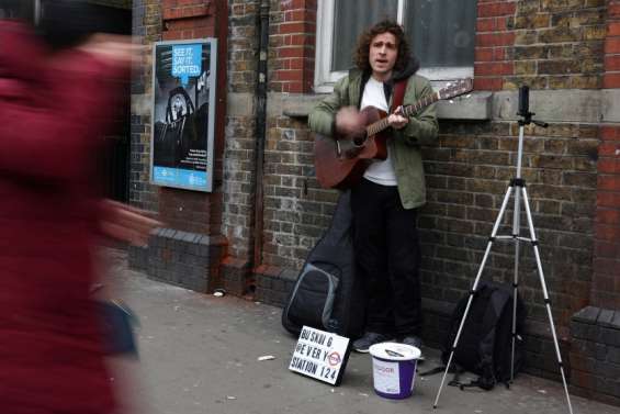 Un musicien australien s’est lancé le défi de jouer dans les 272 stations de métro de Londres