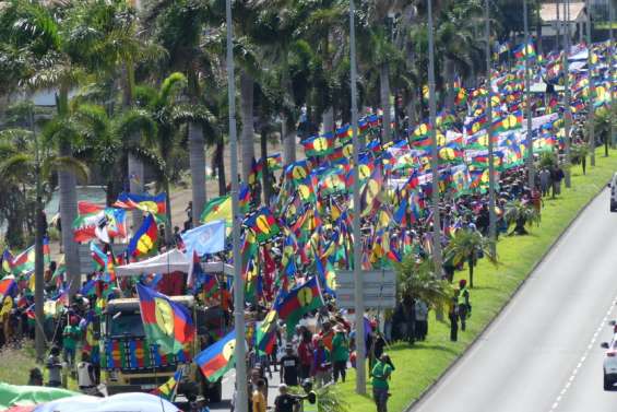 [En images] Des milliers de personnes marchent contre le dégel du corps électoral