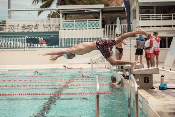 Challenge Nouméa-Paris : à la piscine du Ouen Toro, les nageurs réalisent 3 890 longueurs en une journée