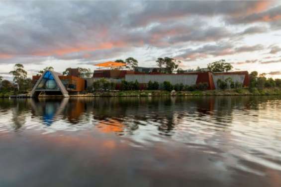 Australie : une exposition interdite aux hommes jugée illégale