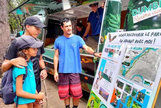 Au parc de Dumbéa, les jeunes embarquent les visiteurs à bord de leur Nébulobus
