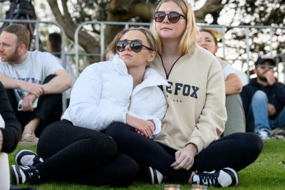 Sur la plage de Bondi, les Australiens ont rendu hommage aux victimes du centre commercial