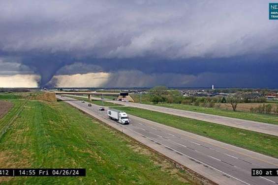 [VIDEO] Des dizaines de tornades font au moins cinq morts dans le centre des États-Unis