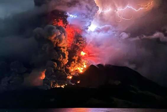 Indonésie : nouvelle éruption du mont Ruang et fermeture d’un aéroport international voisin
