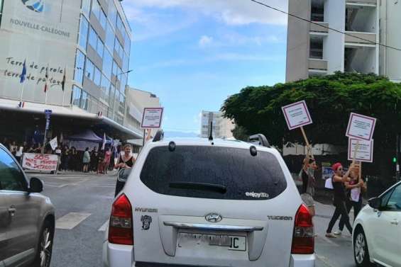 Les sages-femmes se mobilisent devant le gouvernement