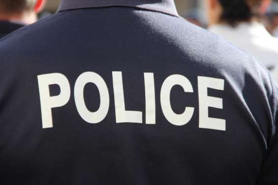 Deux policiers grièvement blessés par balle par un homme dans un commissariat parisien