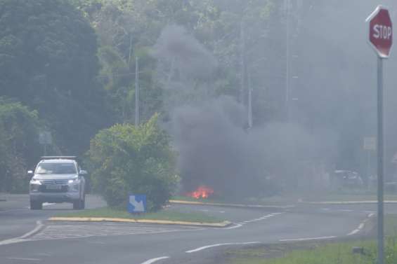 Blocages et tensions : le haut-commissaire appelle au calme et interdit la vente d’alcool