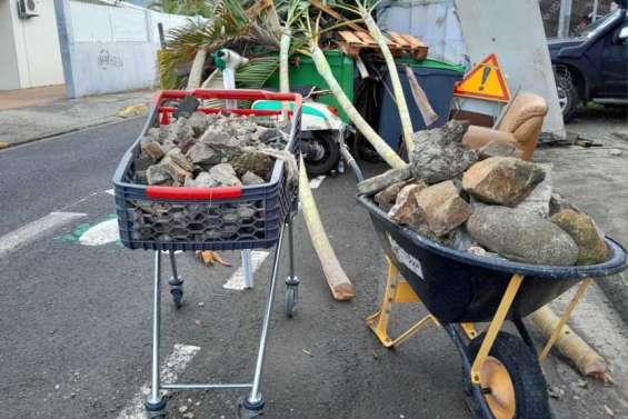 Dans les quartiers résidentiels, les riverains se barricadent dès la tombée de la nuit
