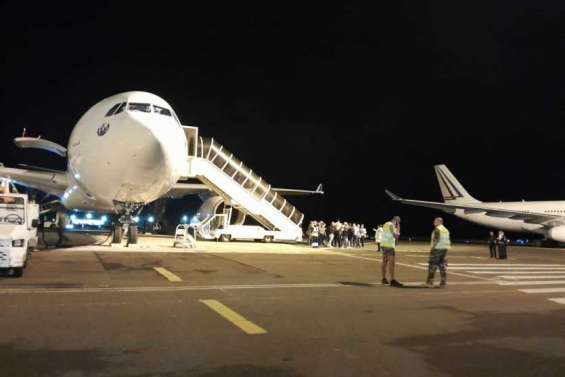 Comment s’organise l’arrivée des renforts de militaires sur le Caillou ?