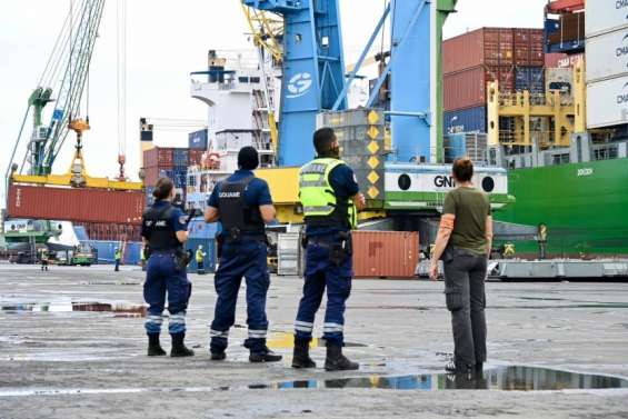 [Direct] Au port de Nouméa, une opération pour prendre en charge 103 containers de denrées