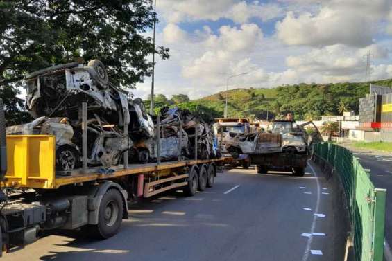 Nouméa-Tontouta : les carcasses de voitures sont évacuées avec l'aide des forces de l'ordre et de l'armée