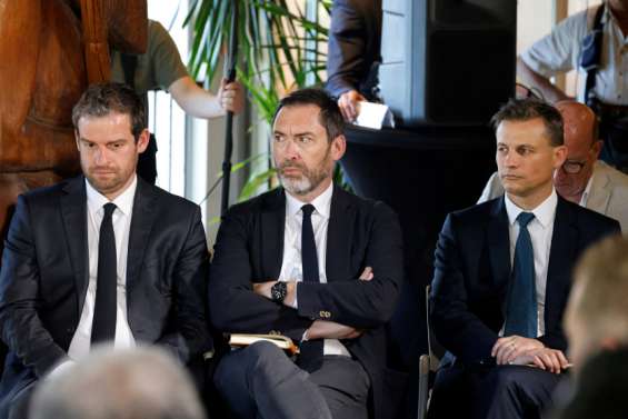 Qui compose la délégation entourant le chef de l’État ?