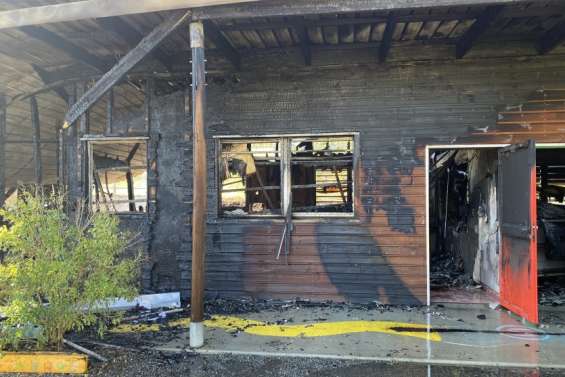 Païta fortement touchée par des incendies cette nuit, une école brûlée