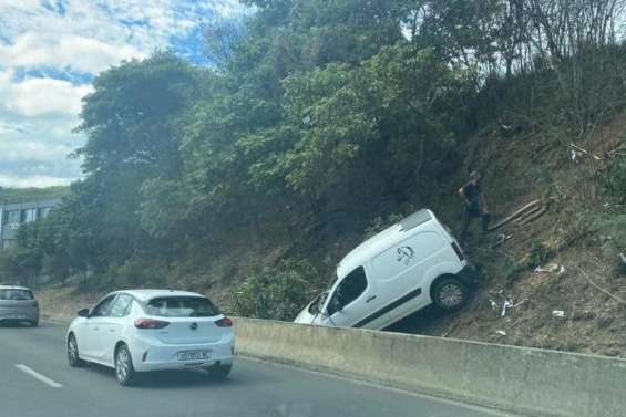 Un conducteur fait un malaise au volant : son véhicule chute jusqu'à la voie express