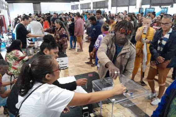 À Nouméa, des électeurs venus en masse, partagés entre détermination et appréhension