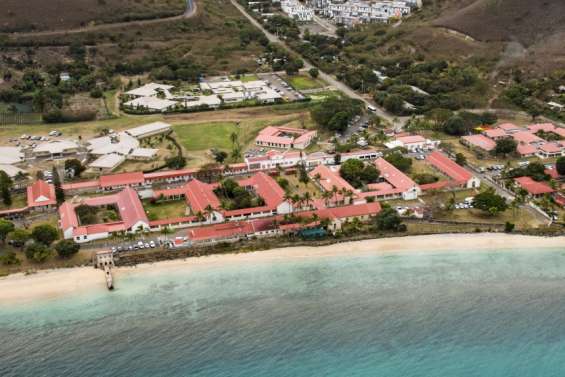 Trois véhicules brûlés au CHS Albert-Bousquet