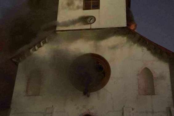 L’église de Saint-Louis incendiée