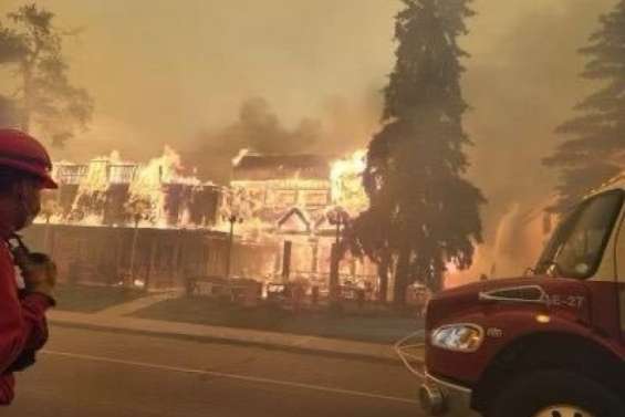 Canada : la ville de Jasper en partie détruite par les feux, des pompiers australiens et kiwis en renfort