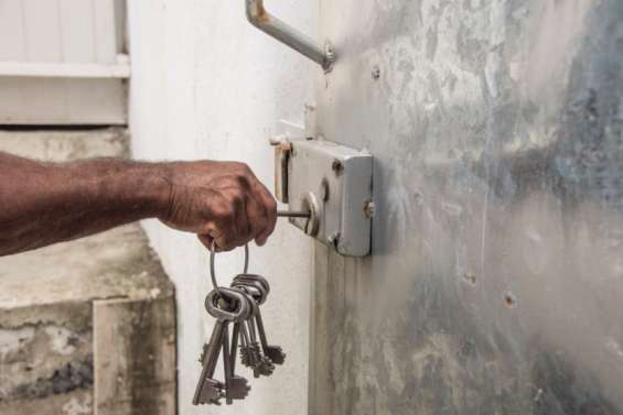 L’auteur présumé de trois car-jackings sous la menace d’une arme à Saint-Louis placé en détention provisoire