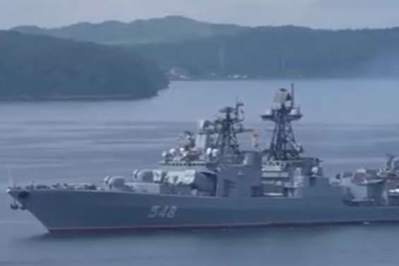 Des navires militaires russes et chinois en mer du Japon pendant un grand exercice de Moscou