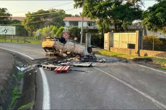 La Martinique s’enflamme à nouveau : 500 véhicules brûlés, le retour du couvre-feu