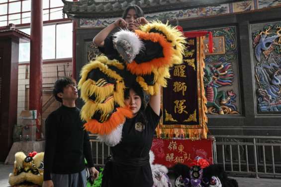 En Chine, la virile danse du lion s'ouvre aux femmes