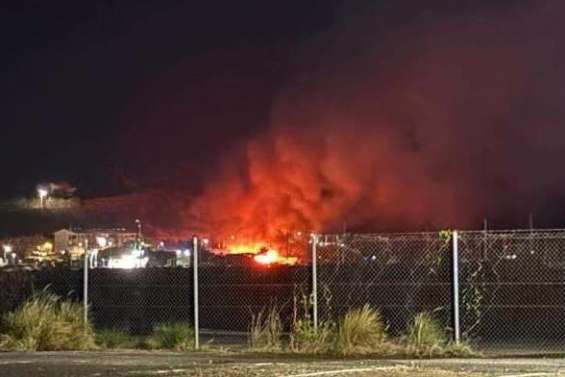 Un bâtiment de la ligue calédonienne de va’a détruit par les flammes