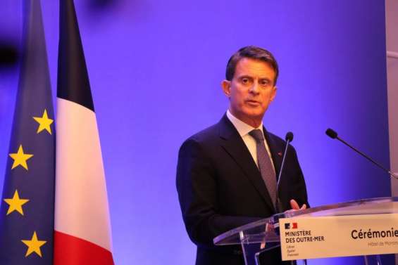 Manuel Valls en Nouvelle-Calédonie le 22 février après une semaine de discussions à Paris