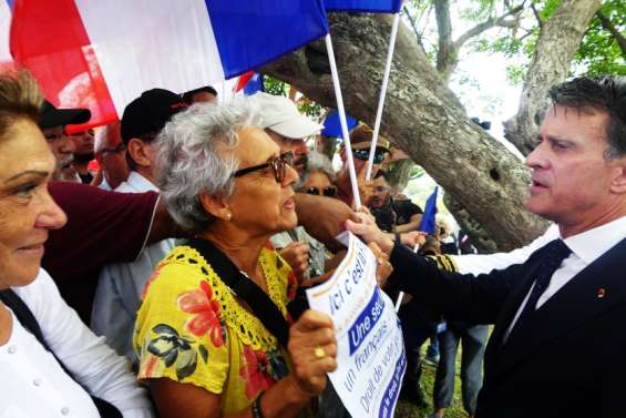 Les partisans de la France mobilisés pour accueillir Manuel Valls à Nouméa
