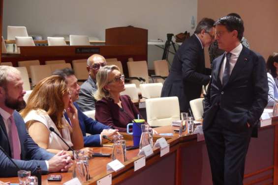 [DIRECT] Déplacement de Valls : les formations politiques réunies au Congrès pour la 