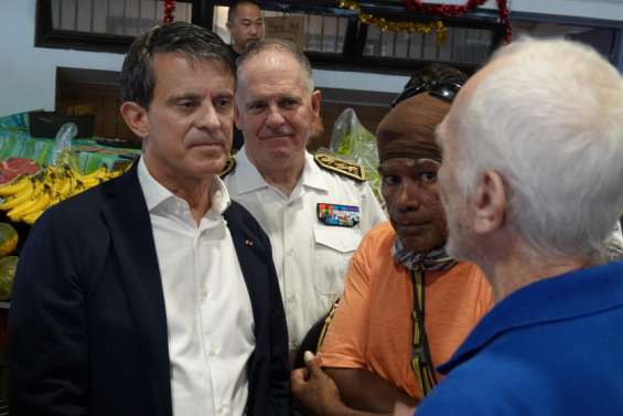 Au marché de Moselle, Manuel Valls prête l’oreille 