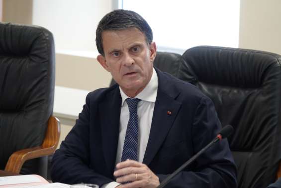 Manuel Valls remet un projet d’accord aux délégations politiques
