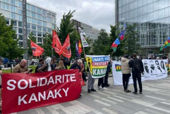 Des militants indépendantistes rassemblés devant le tribunal de Paris en soutien à Christian Tein, entendu par les juges