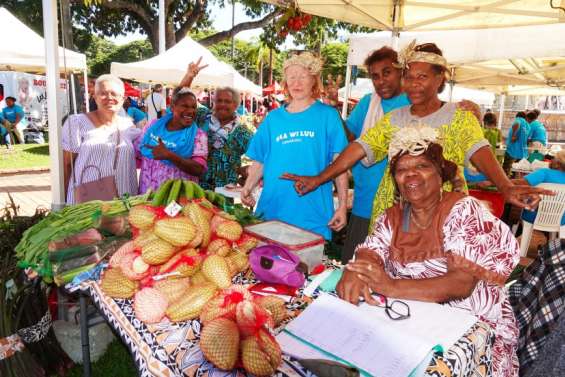 Les visiteurs affluent en masse sur la place des Cocotiers pour profiter des produits du Nord