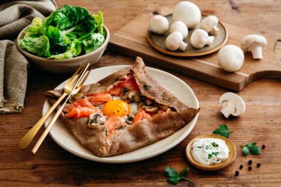 [MAGAZINE] Accras de poulet, crêpes au saumon et arancinis à la mangue. Les recettes du week-end