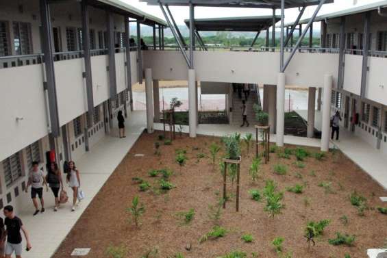 Visé par une enquête pour viol sur mineur, le proviseur du lycée de Pouembout entendu par les enquêteurs