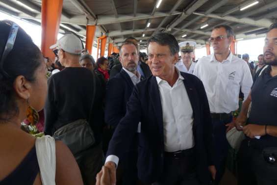 Déplacement de Manuel Valls : au marché de Ducos, le ministre au contact de 