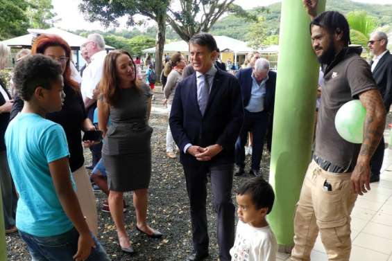 Déplacement de Manuel Valls : le ministre en visite à l’école Desbrosse de Kaméré pour la rentrée