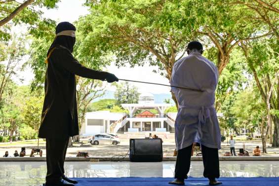 Indonésie : deux hommes fouettés en public pour des relations homosexuelles