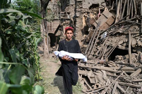 Plus de 800 morts et 2700 blessés dans un séisme en Afghanistan