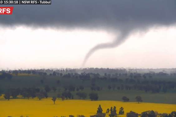 Australie : une tornade spectaculaire capturée par une caméra de surveillance