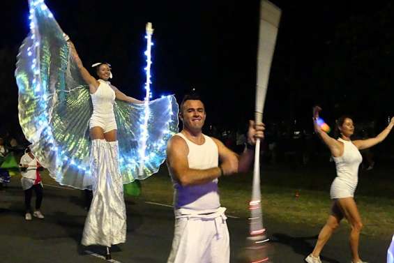 [En images] A Sainte-Marie, la foule accueille le grand retour du carnaval
