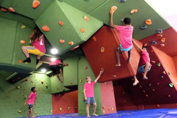 À Païta, les élèves du collège Sainte-Marie retrouvent une salle d’escalade flambant neuve