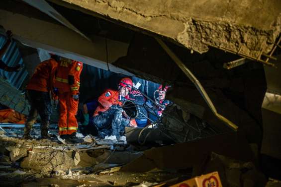 Indonésie : 59 personnes encore piégées sous les décombres de l'école effondrée