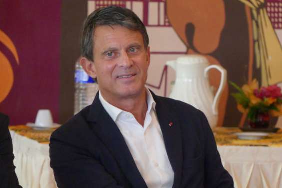 Valls met en garde contre une dissolution qui 