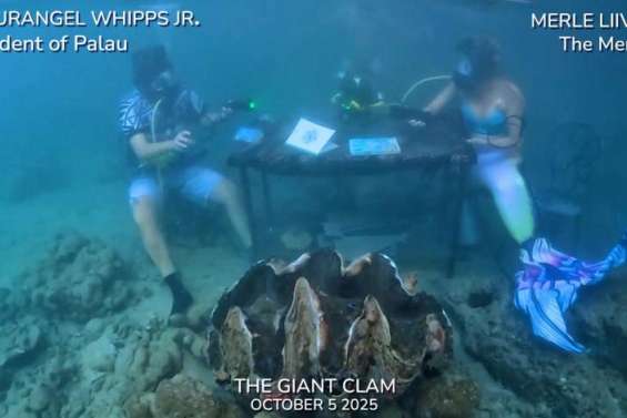Le président des Palaos interviewé en direct sous l’océan pour sensibiliser à la montée des eaux